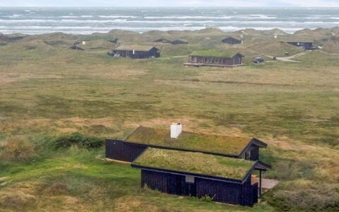 Aatu - 360M from the Sea: Toit, Chalet, Domicile, Ombre, Siding, Ferme, Porche, Structure En Plein Air, Batiments Jardin