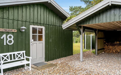 Birghir - 1.5Km from the Sea: Bois, Sol, Design Intérieur, Sol, Meubles, Parquet, Pièce, Plafond, Tache De Bois, Dur