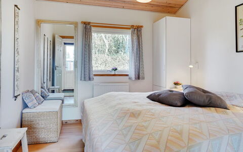 Guthrik - 900M from the Sea: Lit, Design Intérieur, Chambre, Meubles, Mur, Bois, Plafond, Drap De Lit, Sol, Sol