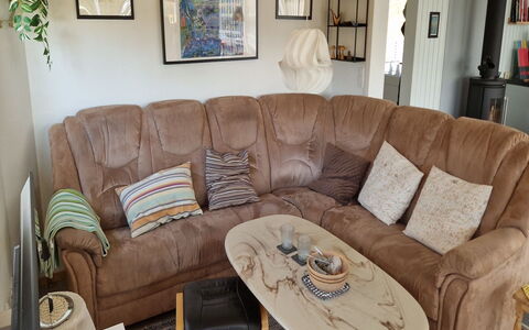 Guthrik - 900M from the Sea: Meubles, Bois, Sol, Sol, Design Intérieur, Pièce, Salon, Coussin, Tache De Bois, Confort
