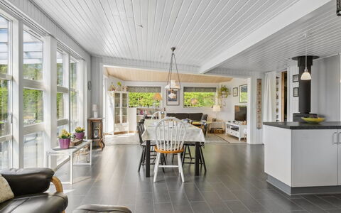 Guthrik - 900M from the Sea: Bois, Toit, Maison, Chalet, Porte, Domicile, Siding, Lot Terre, Batiments Jardin, Cabanon