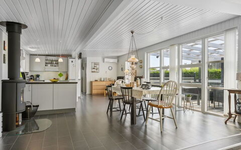 Guthrik - 900M from the Sea: Bois, Toit, Maison, Chalet, Porte, Domicile, Siding, Lot Terre, Batiments Jardin, Cabanon