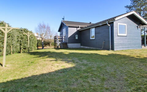 Shaya - 340M from the Sea: Maison, Domicile, Arbuste, Chalet, Toit, Porte, Pelouse, Siding, Jardin, Cour