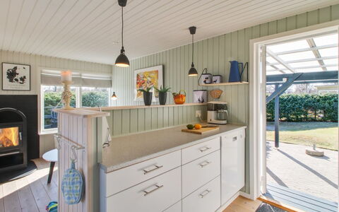 Shaya - 340M from the Sea: Bois, Sol, Design Intérieur, Cuisine, Plafond, Sol, Meubles, Comptoir, Domicile, Cabinetry