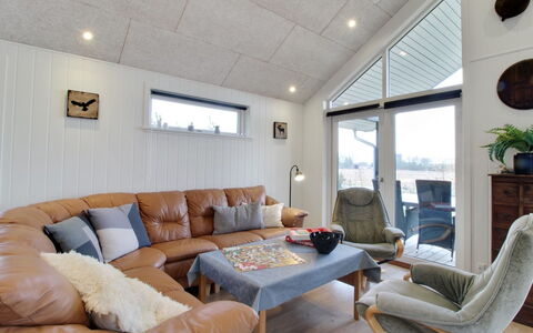 Cholena - 700M from the Sea: Bois, Design Intérieur, Plafond, Sol, Meubles, Canapé, Salon, Pièce, Sol