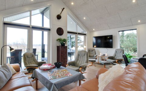 Cholena - 700M from the Sea: Meubles, Bois, Plafond, Canapé, Design Intérieur, Salon, Domicile, Chaise, Luminaire