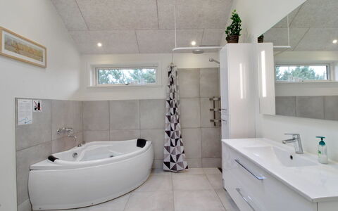 Cholena - 700M from the Sea: Sol, Luminaire Plomberie, Design Intérieur, Salle De Bains, Sol, Évier, Robinet, Plafond, Plomberie, Armoire De Toilette