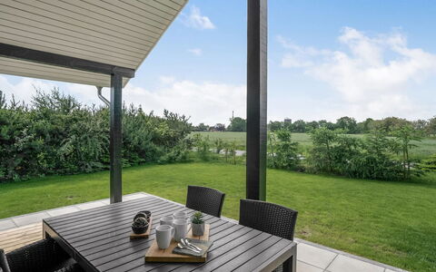 Cholena - 700M from the Sea: Porche, Plafond, Lot Terre, Ombre, Domicile, Meubles, Jardin, Mobilier De Jardin, Structure En Plein Air, Plate-Forme
