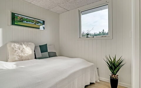 Cholena - 700M from the Sea: Bois, Sol, Plafond, Sol, Design Intérieur, Chambre, Pièce, Drap De Lit, Literie, Lit
