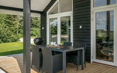 Cholena - 700M from the Sea: Bois, Sol, Meubles, Sol, Design Intérieur, Porte, Porche, Parquet, Chaise, Domicile