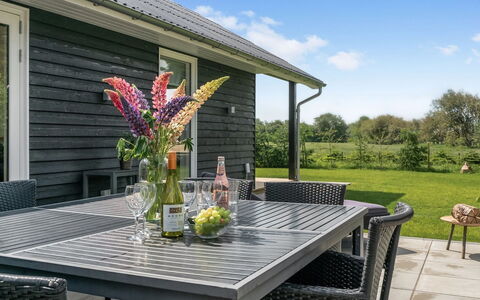 Cholena - 700M from the Sea: Meubles, Mobilier De Jardin, Chaise, Table, Tableau De Plein Air, Table Cuisine Et Salle A Manger, Domicile, Patio, Jardin, Chalet