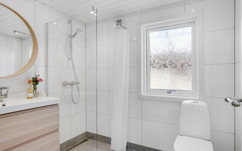 Sveina - 600M from the Sea: Sol, Sol, Luminaire Plomberie, Design Intérieur, Salle De Bains, Plomberie, Évier, Armoire De Toilette, Toilette, Robinet
