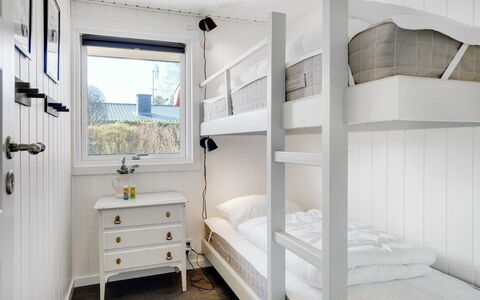 Sveina - 600M from the Sea: Chambre, Lit, Literie, Design Intérieur, Domicile, Appartement, Drap De Lit, Cadre De Lit, Lit Superposé, Pièce