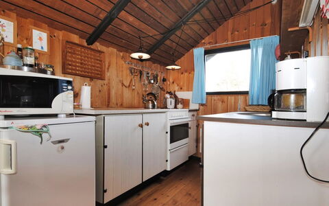 Deni - 4Km from the Sea: Domicile, Zone Résidentielle, Maison, Chalet, Toit, Lot Terre, Siding, Jardin, Biens, Pelouse