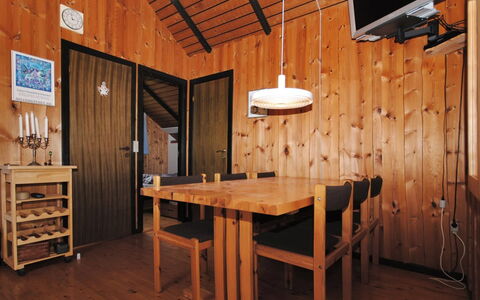 Deni - 4Km from the Sea: Domicile, Zone Résidentielle, Maison, Chalet, Toit, Lot Terre, Siding, Jardin, Biens, Pelouse