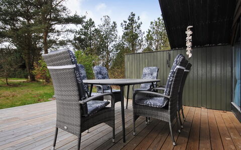 Deni - 4Km from the Sea: Domicile, Zone Résidentielle, Maison, Chalet, Toit, Lot Terre, Siding, Jardin, Biens, Pelouse