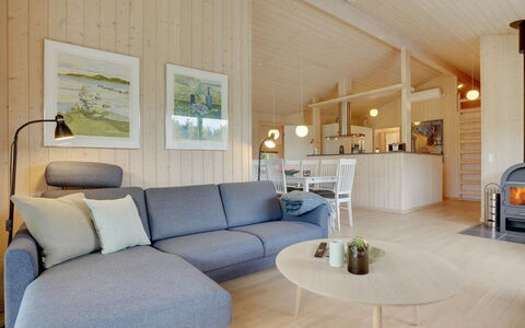 Frida - 700M from the Sea: Bois, Sol, Design Intérieur, Meubles, Sol, Canapé, Plafond, Salon, Domicile, Pièce
