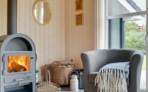 Frida - 700M from the Sea: Bois, Sol, Meubles, Design Intérieur, Sol, Pièce, Parquet, Salon, Dur, Tache De Bois