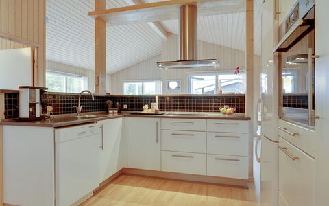 Frida - 700M from the Sea: Cuisine, Comptoir, Design Intérieur, Sol, Bois, Plafond, Cabinetry, Luminaire, Sol, Appareil De Cuisine