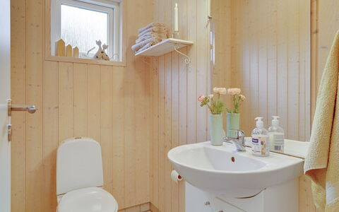 Frida - 700M from the Sea: Luminaire Plomberie, Sol, Lavabo, Salle De Bains, Bois, Design Intérieur, Évier, Sol, Robinet, Plomberie