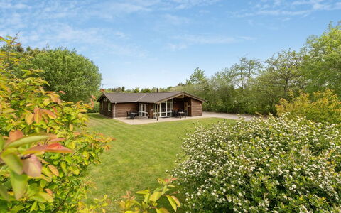 Els - 900M from the Sea: Bleu, Arbuste, Chalet, Couverture De Sol, Jardin, Biens, Ombre, Aménagement Paysager, Ferme, Eco Hôtel