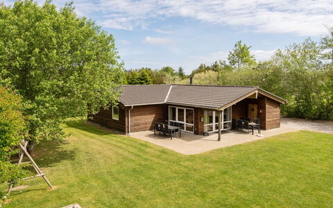 Els - 900M from the Sea: Bleu, Arbuste, Chalet, Couverture De Sol, Jardin, Biens, Ombre, Aménagement Paysager, Ferme, Eco Hôtel
