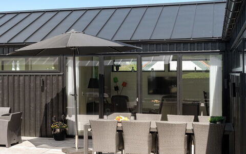 Claus - 500M from the Sea: Toit, Domicile, Siding, Ombre, Store, Plate-Forme, Structure En Plein Air, Porche, Pot De Fleur, Patio