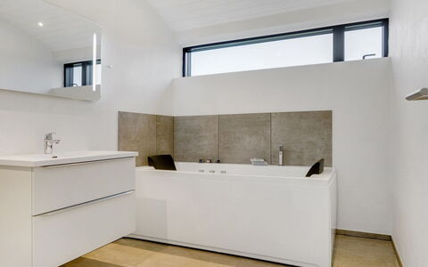 Claus - 500M from the Sea: Sol, Sol, Luminaire Plomberie, Design Intérieur, Plomberie, Baignoire, Robinet, Armoire De Toilette, Salle De Bains, Pièce