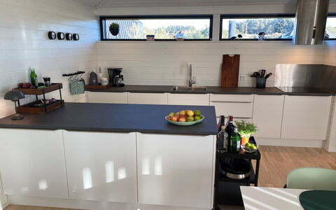 Claus - 500M from the Sea: Comptoir, Cuisine, Appareil De Cuisine, Sol, Design Intérieur, Cabinetry, Électroménager, Meubles, Principaux Appliance, Cuisinière
