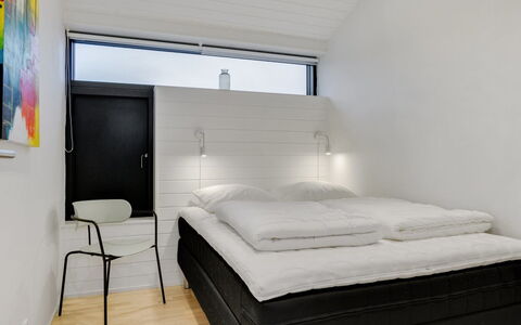Claus - 500M from the Sea: Design Intérieur, Plafond, Lit, Chambre, Literie, Drap De Lit, Cadre De Lit, Luminaire, Throw Pillow, Hôtel