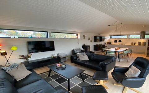 Claus - 500M from the Sea: Chalet, Domicile, Maison, Toit, Porche, Biens, Siding, Batiments Jardin, Ferme, Cour
