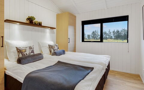 Sasja - 1.5Km from the Sea: Bois, Communauté Des Plantes, Lot Terre, Ombre, Matériau Naturel, Batiments Jardin, Cabanon, Structure En Plein Air, Cabane En Rondins
