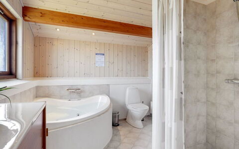 Tjarko - 150M from the Sea: Sol, Luminaire Plomberie, Sol, Salle De Bains, Design Intérieur, Bois, Plafond, Baignoire, Robinet, Pièce
