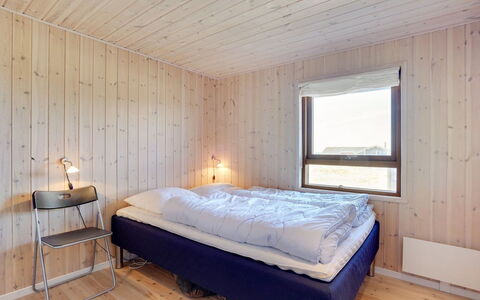 Tjarko - 150M from the Sea: Bois, Chambre, Lit, Plafond, Drap De Lit, Design Intérieur, Sol, Pièce, Sol, Literie