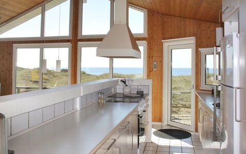 Mafalda - 260M from the Sea: Cuisine, Design Intérieur, Bois, Sol, Plafond, Comptoir, Sol, Meubles, Cabinetry, Appareil De Cuisine