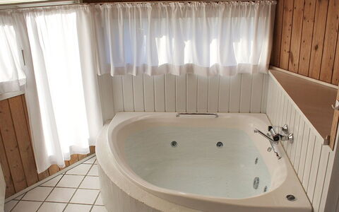 Mafalda - 260M from the Sea: Baignoire, Luminaire Plomberie, Sol, Sol, Design Intérieur, Bois, Salle De Bains, Meubles, Plomberie, Plafond