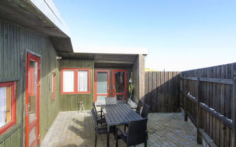 Nea - 234M from the Sea: Maison, Domicile, Porte, Toit, Chalet, Biens, Jardin, Ombre, Siding, Cour