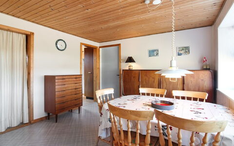 Nea - 234M from the Sea: Maison, Domicile, Porte, Toit, Chalet, Biens, Jardin, Ombre, Siding, Cour