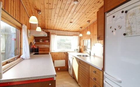 Nea - 234M from the Sea: Maison, Domicile, Porte, Toit, Chalet, Biens, Jardin, Ombre, Siding, Cour