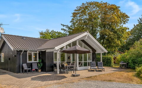 Skammel - 900M from the Sea: Toit, Maison, Domicile, Chalet, Biens, Porte, Siding, Ombre, Allée, Porche