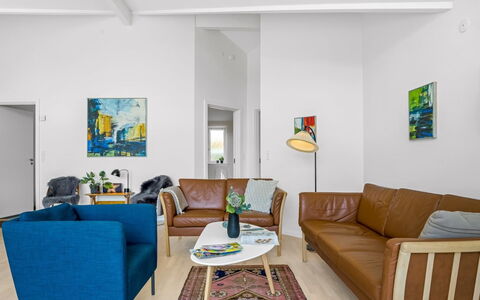 Skammel - 900M from the Sea: Meubles, Design Intérieur, Canapé, Sol, Sol, Mur, Salon, Bois, Pièce, Plafond