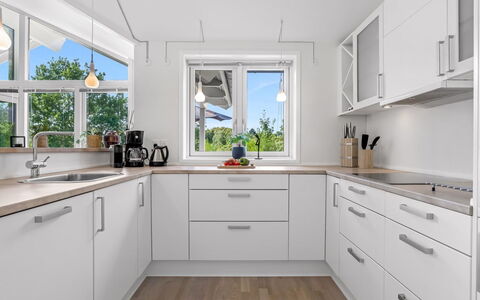 Skammel - 900M from the Sea: Cuisine, Comptoir, Sol, Appareil De Cuisine, Design Intérieur, Bois, Cabinetry, Principaux Appliance, Sol, Plafond