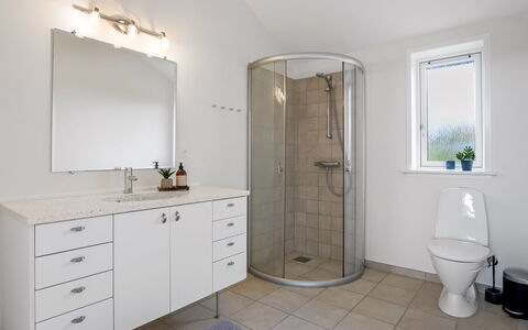 Skammel - 900M from the Sea: Luminaire Plomberie, Design Intérieur, Sol, Salle De Bains, Sol, Armoire De Toilette, Lavabo, Évier, Plomberie, Robinet