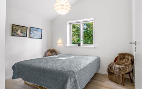 Skammel - 900M from the Sea: Design Intérieur, Chambre, Meubles, Lit, Sol, Bois, Plafond, Sol, Literie, Drap De Lit