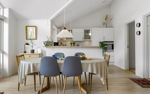 Skammel - 900M from the Sea: Meubles, Design Intérieur, Sol, Salle À Manger, Chaise, Sol, Table Cuisine Et Salle A Manger, Table, Bois, Plafond