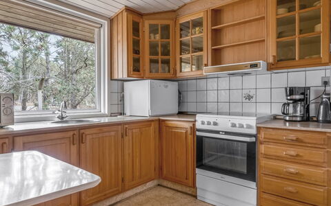 Asmara - 200M from the Sea: Cuisine, Cabinetry, Sol, Bois, Appareil De Cuisine, Comptoir, Design Intérieur, Principaux Appliance, Sol, Plafond