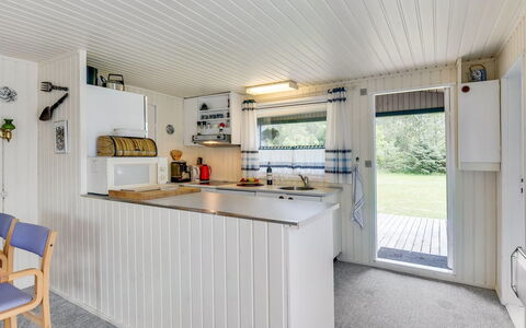 Gangulf - 150M from the Sea: Bois, Plafond, Cuisine, Dur, Comptoir, Tache De Bois, Chaise, Parquet, Cabinetry