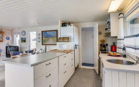 Gangulf - 150M from the Sea: Cuisine, Comptoir, Plafond, Cabinetry, Évier, Principaux Appliance, Appareil De Cuisine, Chaise, Dur, Robinet