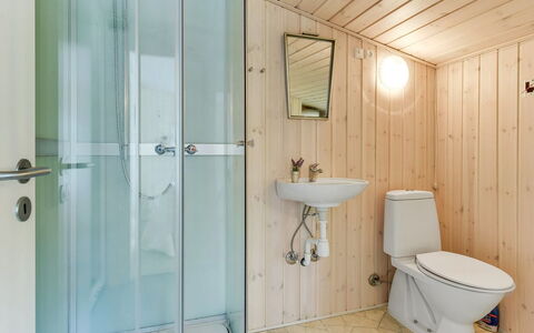 Gangulf - 150M from the Sea: Salle De Bains, Luminaire Plomberie, Sol, Lavabo, Sol, Bois, Design Intérieur, Toilette, Évier, Plafond