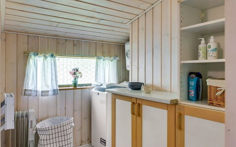Gangulf - 150M from the Sea: Bois, Design Intérieur, Sol, Plafond, Sol, Pièce, Tache De Bois, Cuisine, Dur, Cabinetry
